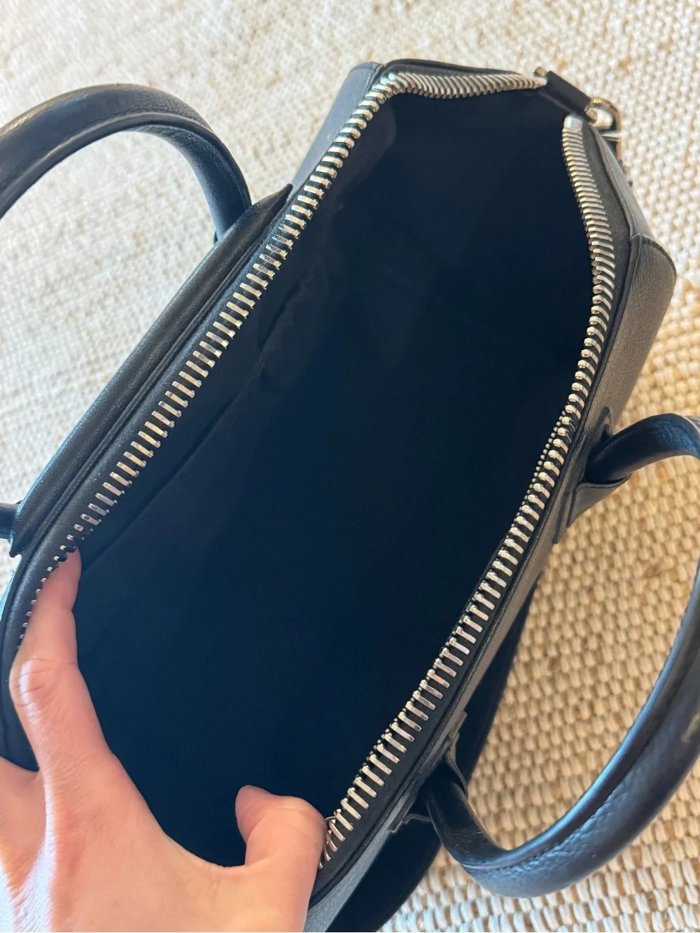 Givenchy Sugar Goatskin Medium Antigona Bag Black EUC